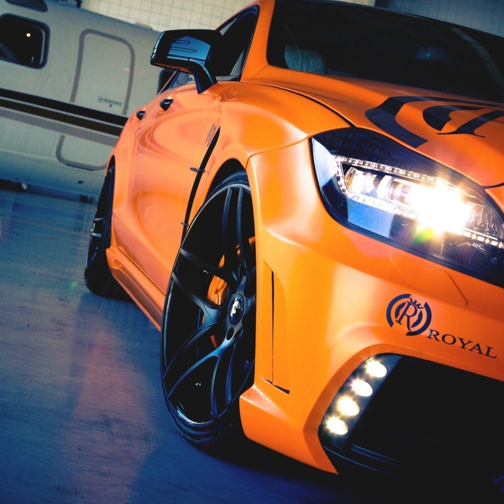 Фара оранжевого Mercedes-Benz