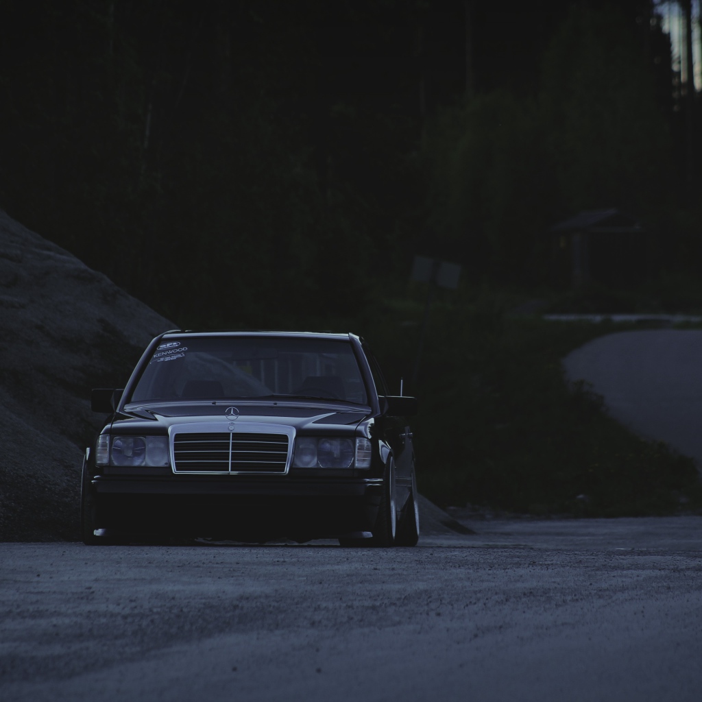 Старый Mercedes-Benz в полумраке