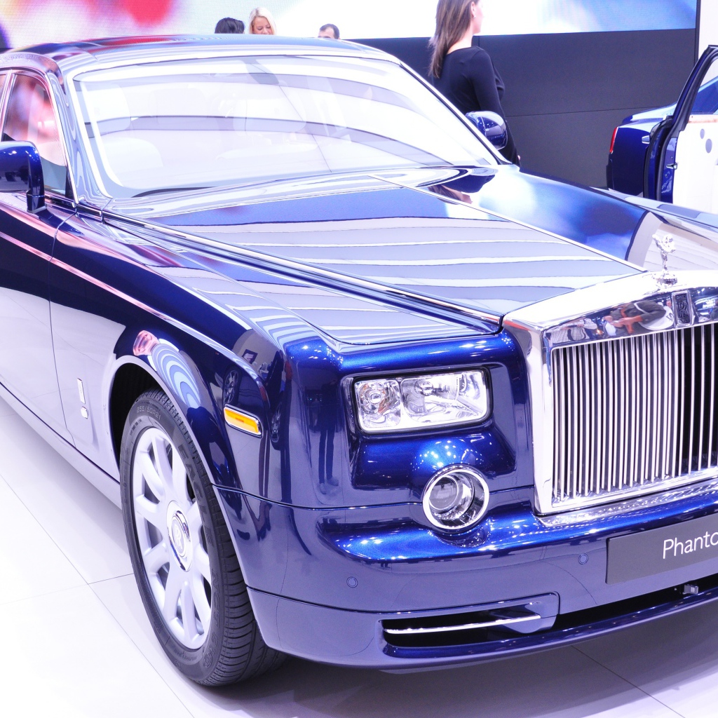 Синий Rolls-Royce на выставке