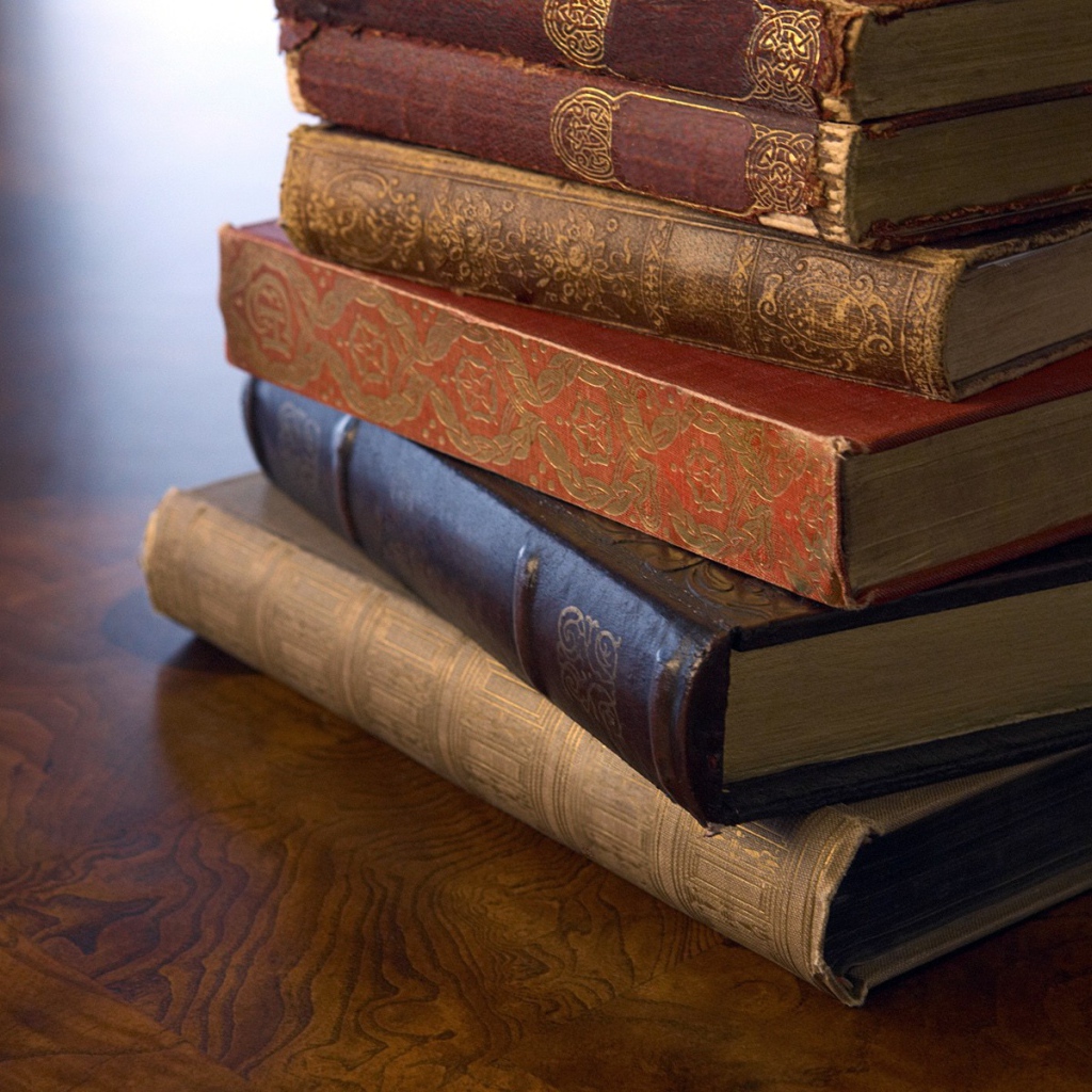 Стопка старинных книг на деревянной поверхности
