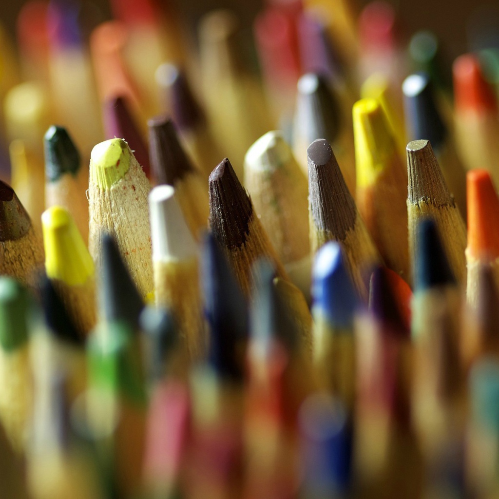 Заостренные кончики разноцветных карандашей