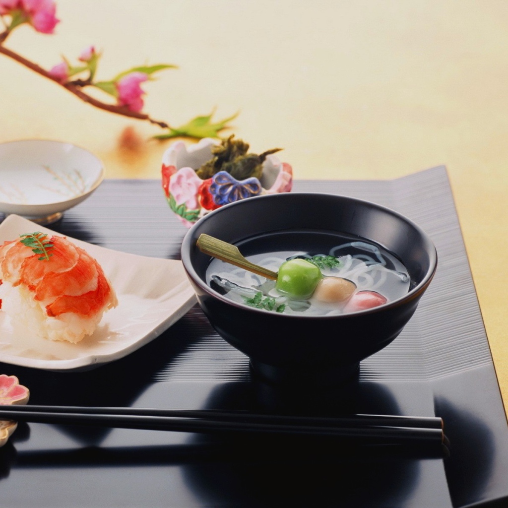 Японская еда на столе, суши