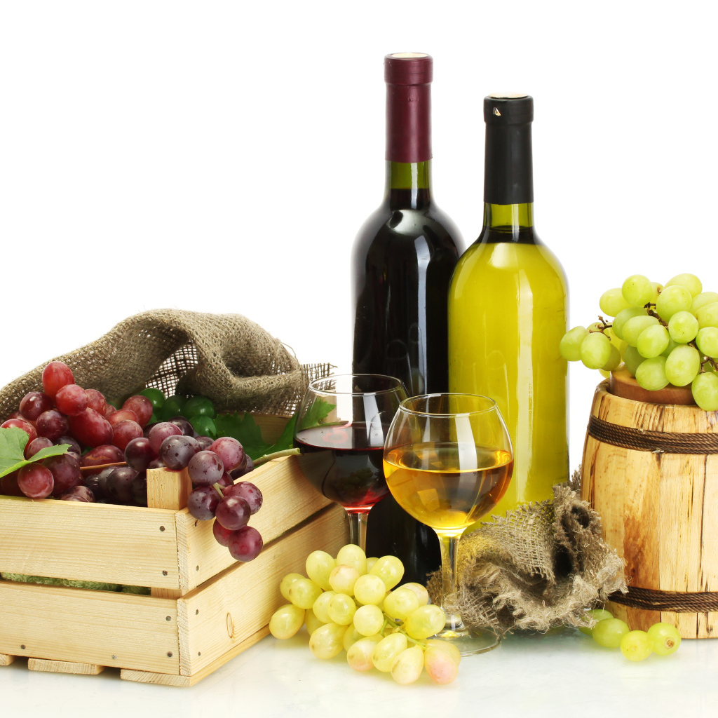 Ящик с виноградом и вино