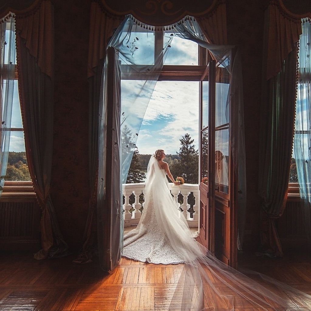 Невеста стоит на балконе