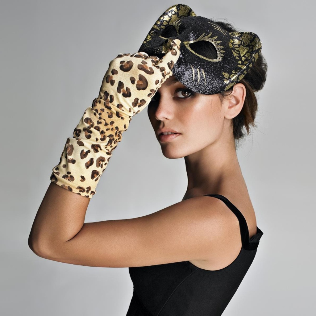 Девушка Рэйчел Билсон в маске леопарда