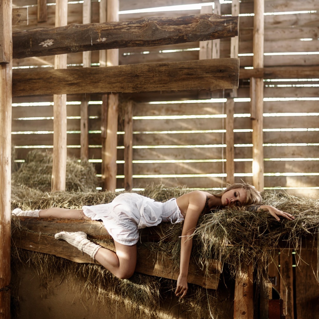 Девушка спит на сене в сарае