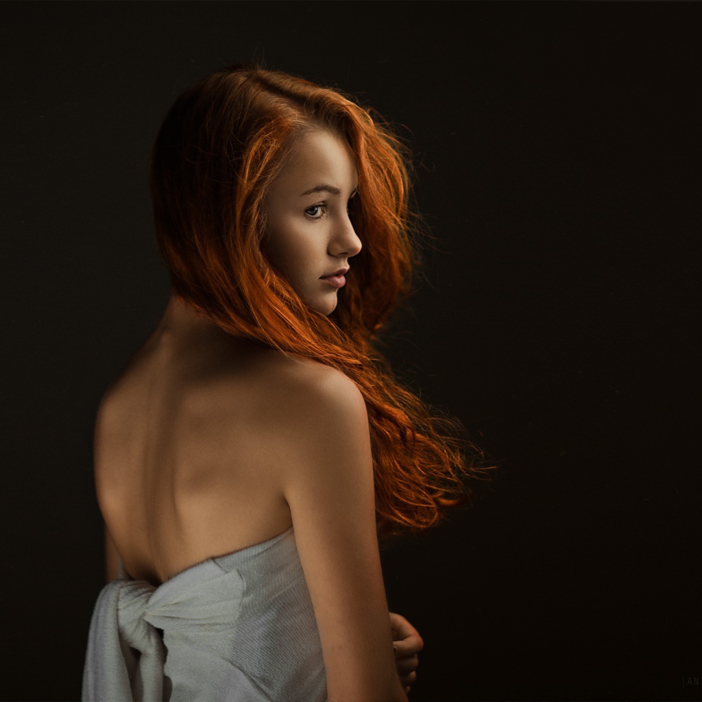 Портрет девушки с рыжими волосами