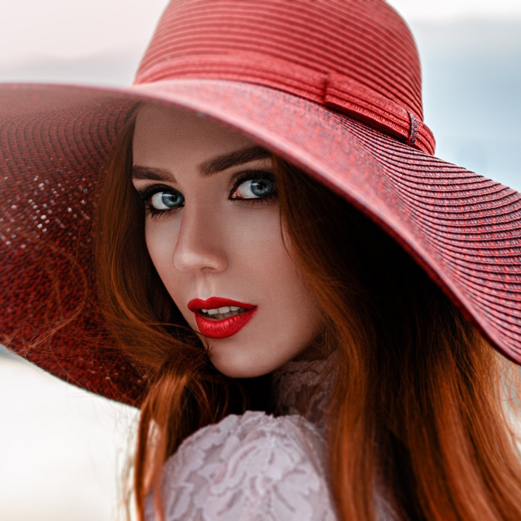 Рыжая девушка в большой красной шляпе