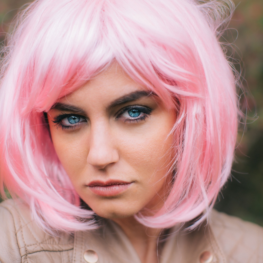 Девушка с голубыми глазами в розовом парике