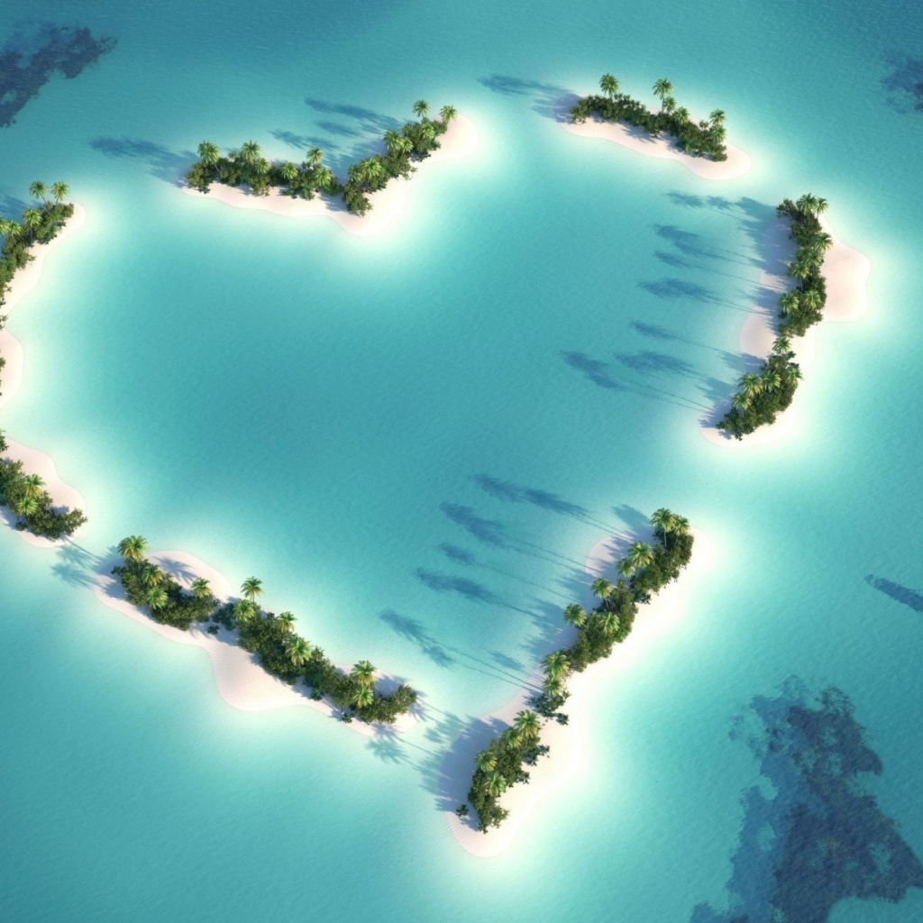 Острова в океане в форме сердца
