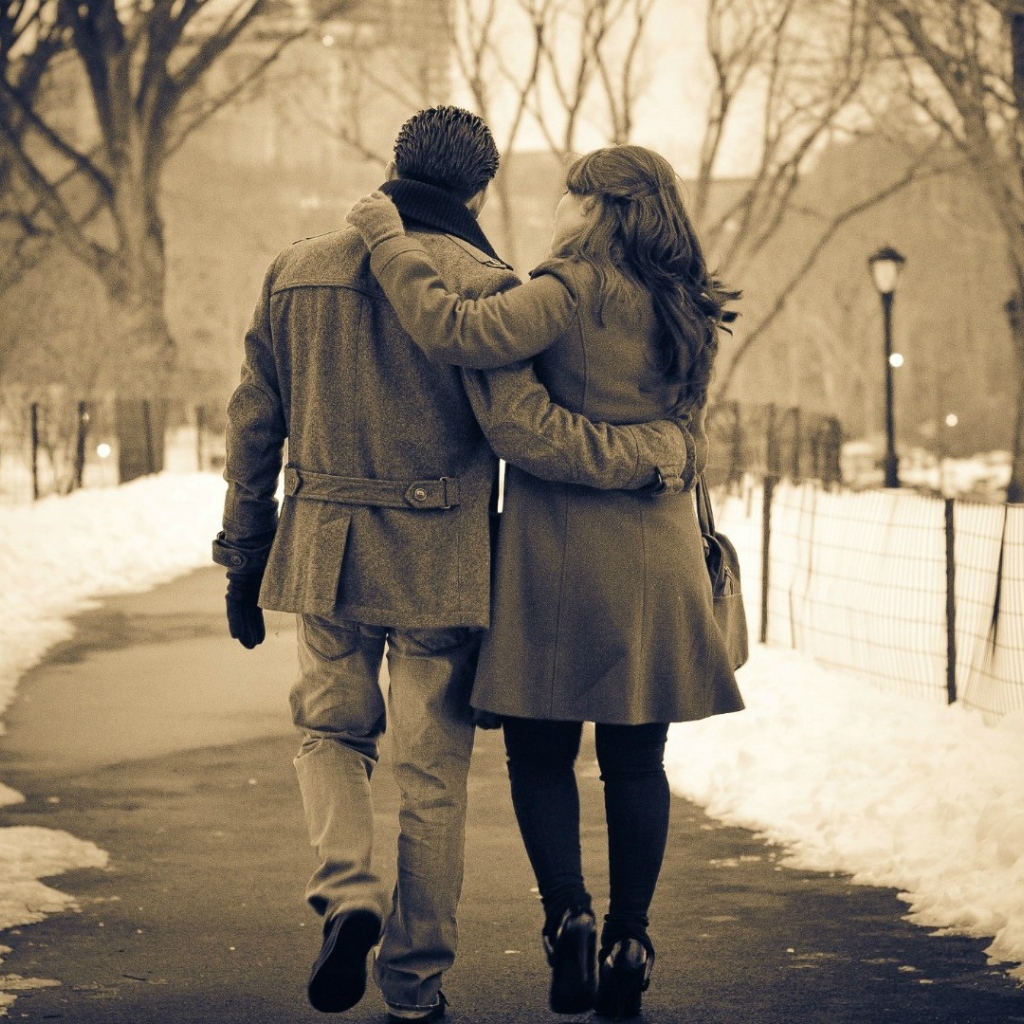 Влюбленные гуляют по зимнему парку