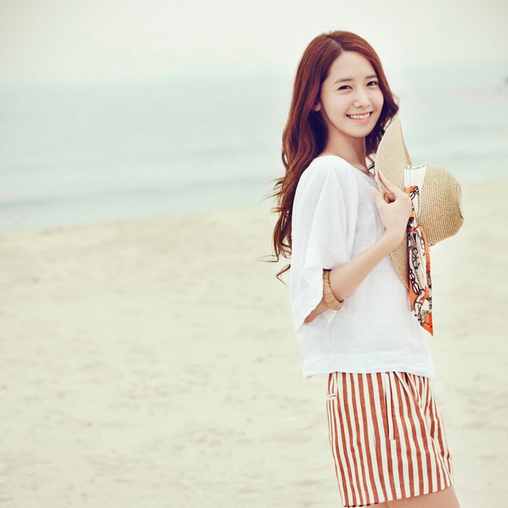 Yuonna walks on the beach, Girls' Generation