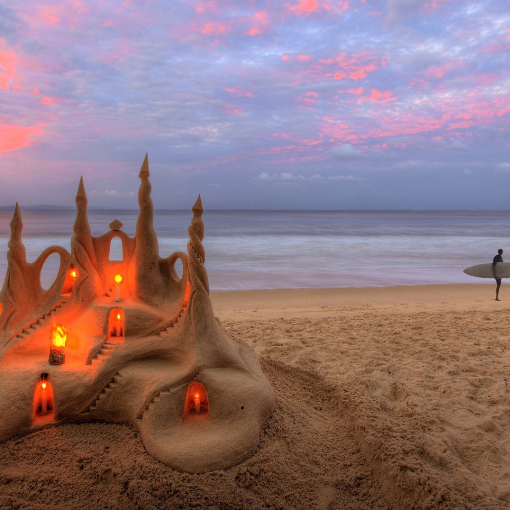 Замок из песка с фонариками