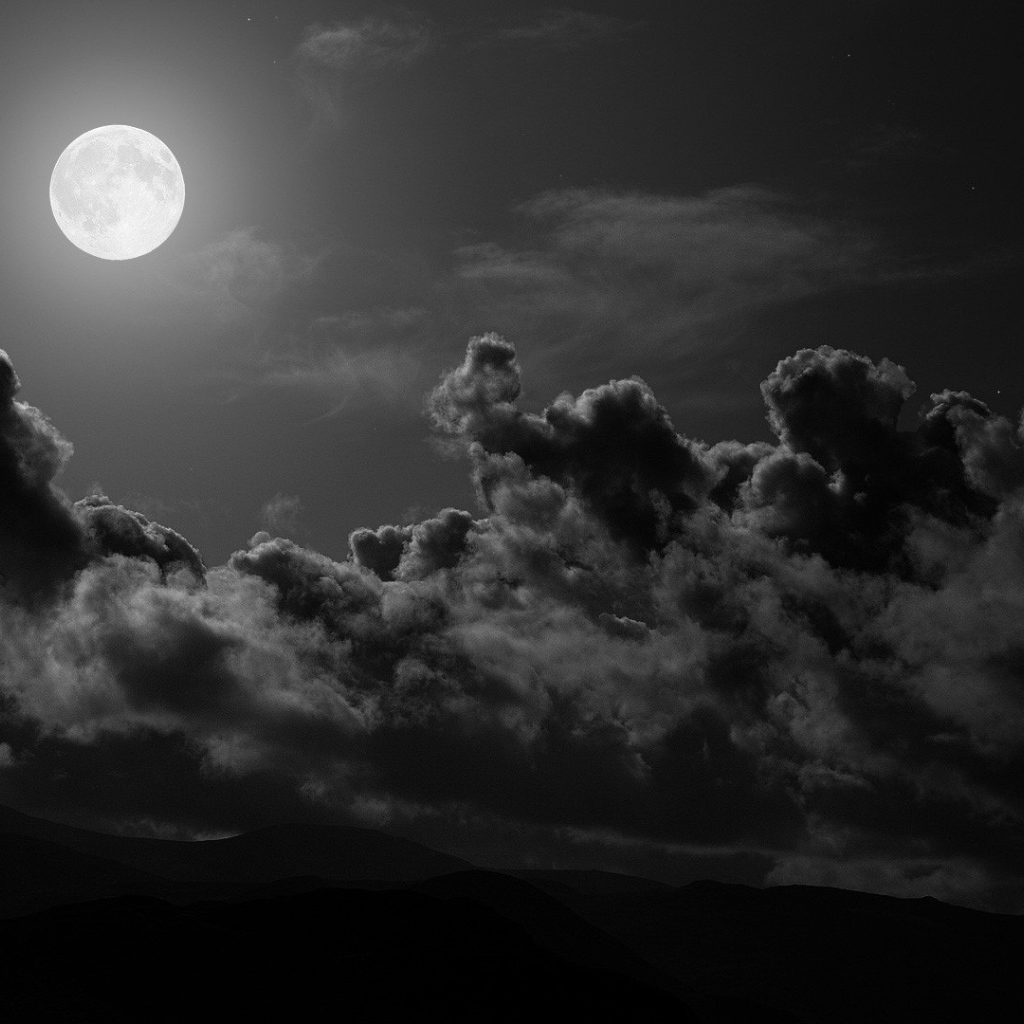 Луна среди черных облаков