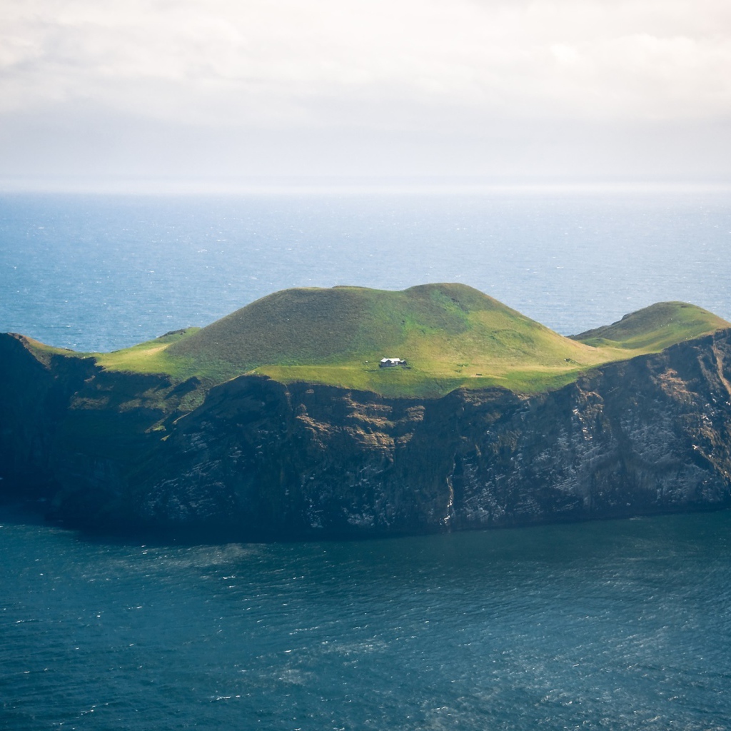 Остров недалеко от Исландии