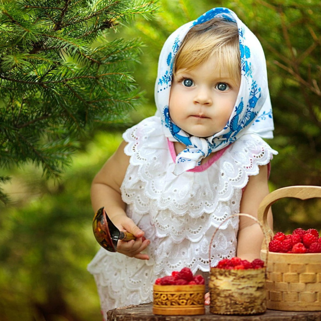 Девочка с корзинками лесных ягод