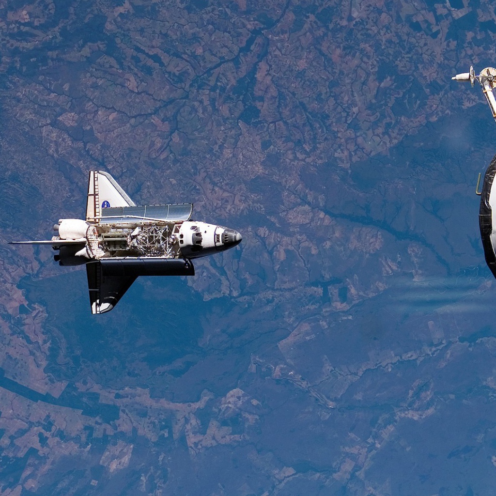 Шаттл НАСА идет на стыковку с МКС
