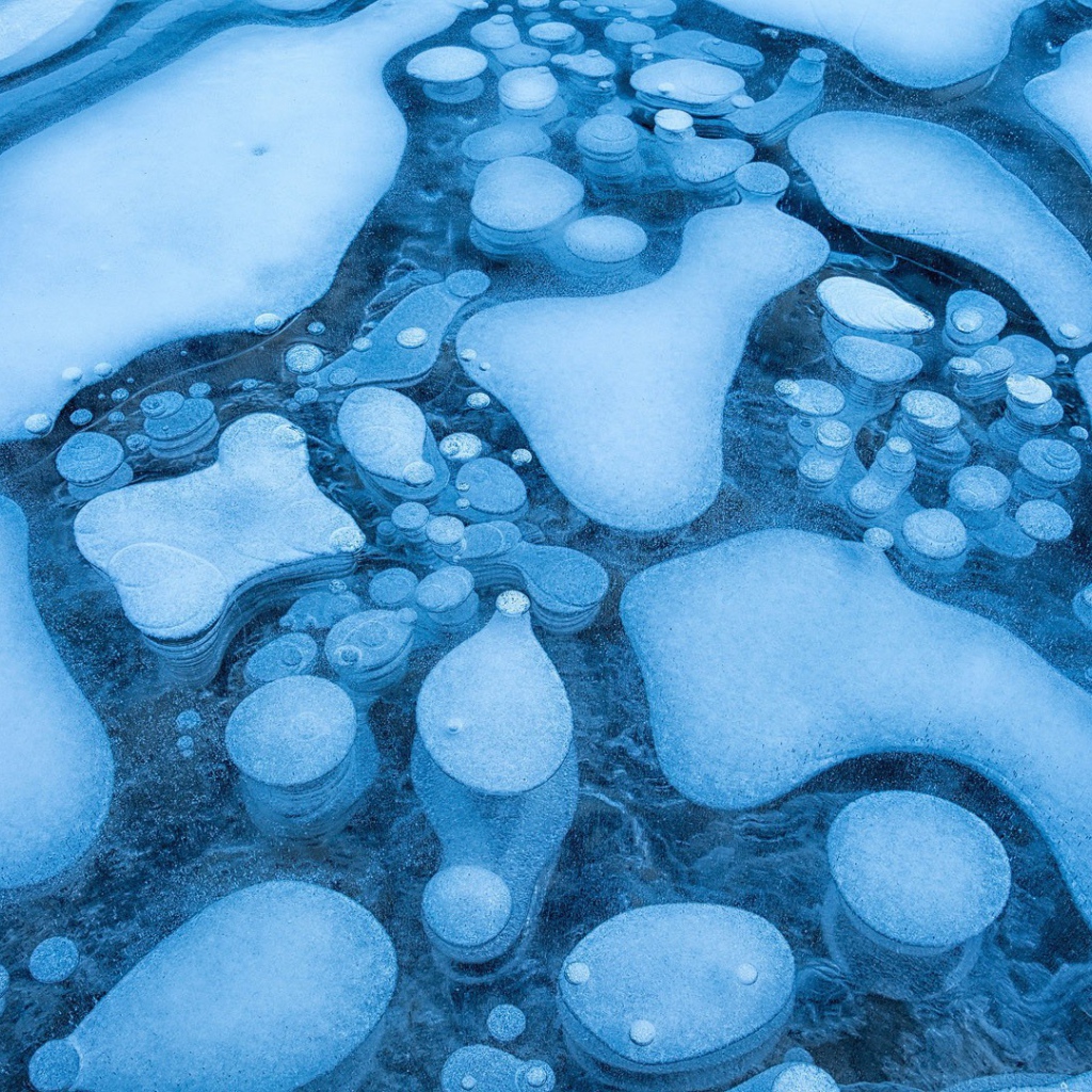 Причудливые изгибы голубого льда