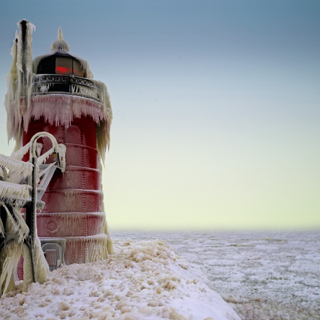Красный маяк покрыт льдом и сосульками
