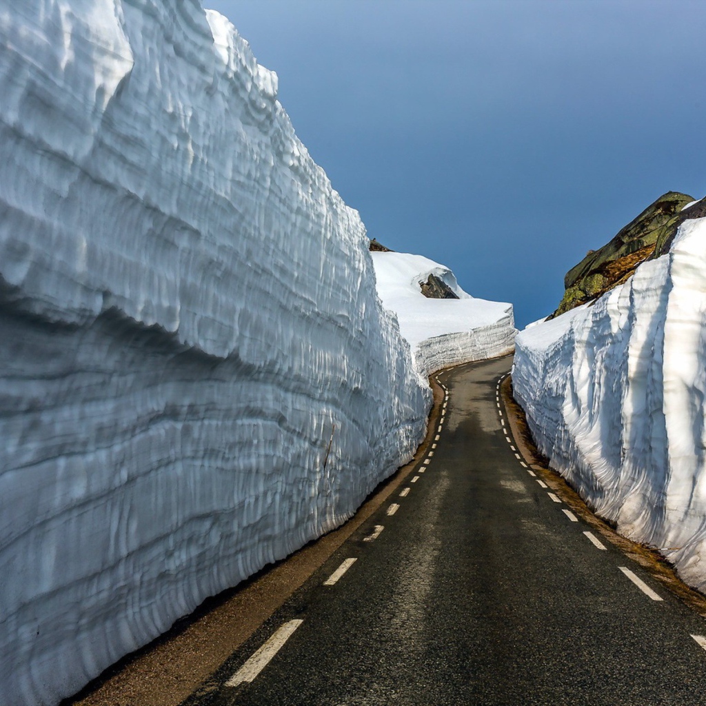 Стены снега по обочинам дороги