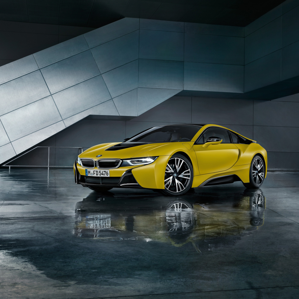 Желтый электромобиль BMW i8, 2017 года 