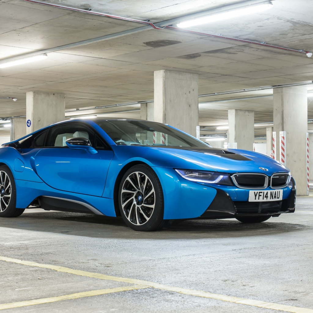 Синий спортивный автомобиль BMW i8 на подземной парковке
