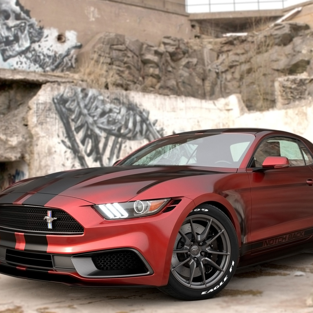 Бордовый автомобиль Ford Mustang у стены с артом