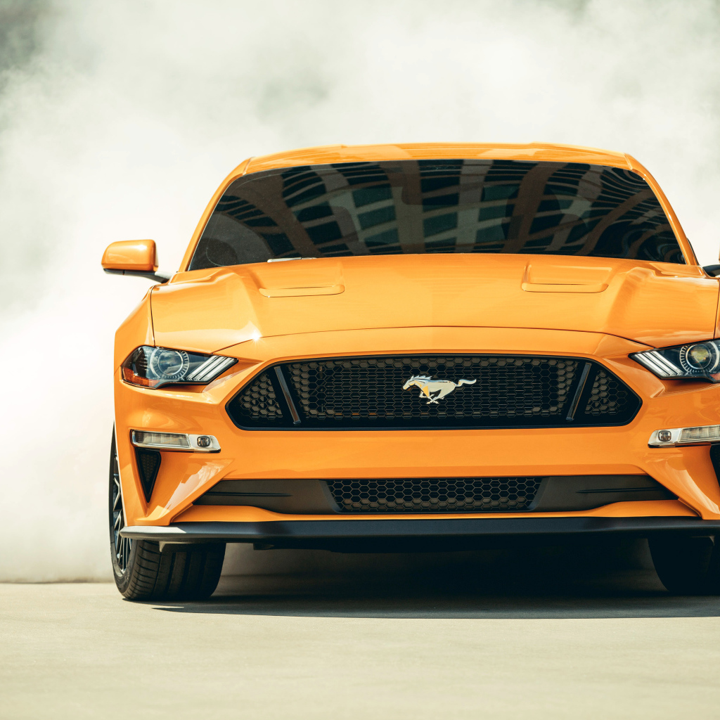 Оранжевый автомобиль Ford Mustang, 2018 вид спереди