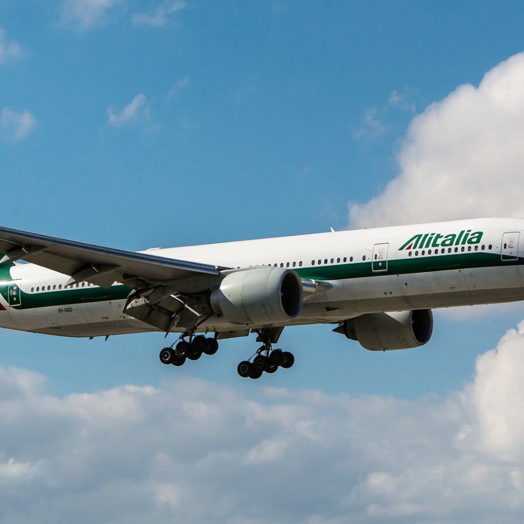 Авиалайнер Boeing 777 авиакомпании Alitalia идет на посадку 
