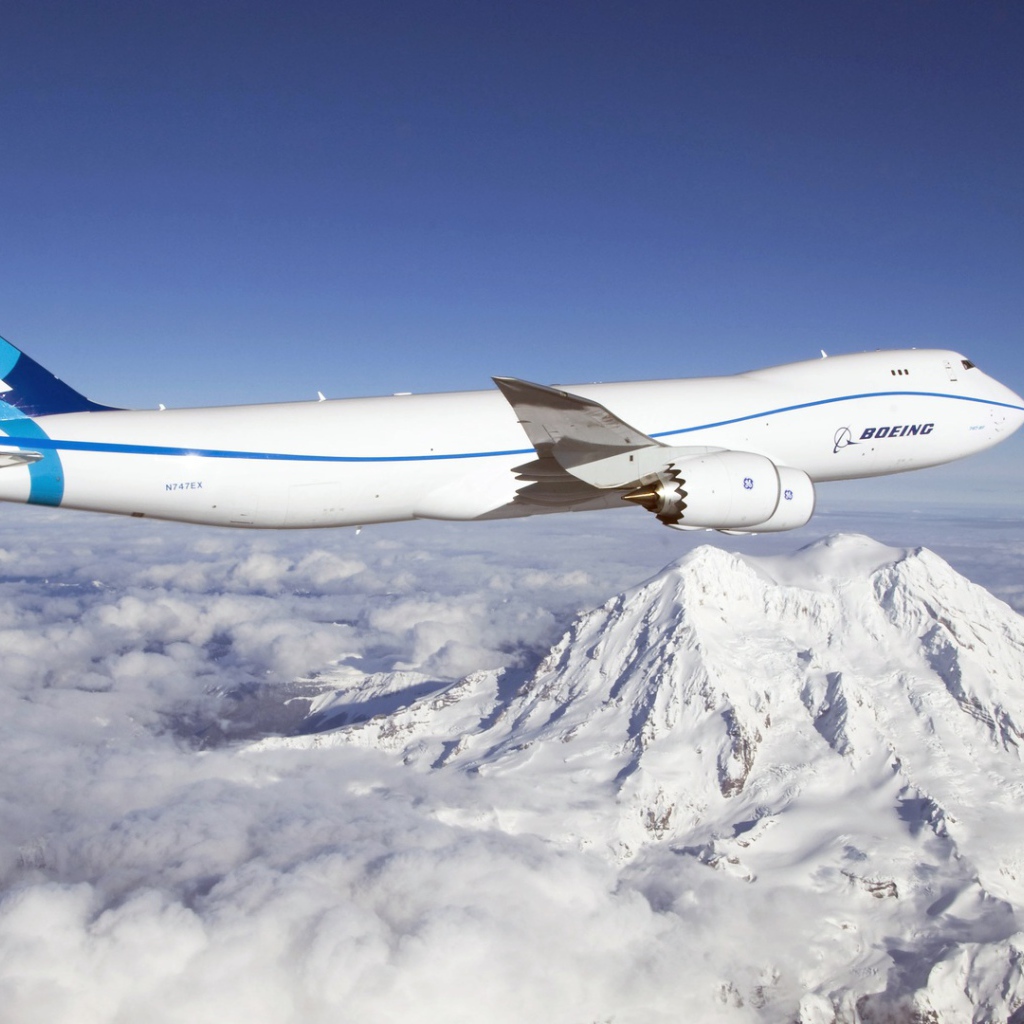 Boeing 747  над заснеженными горами