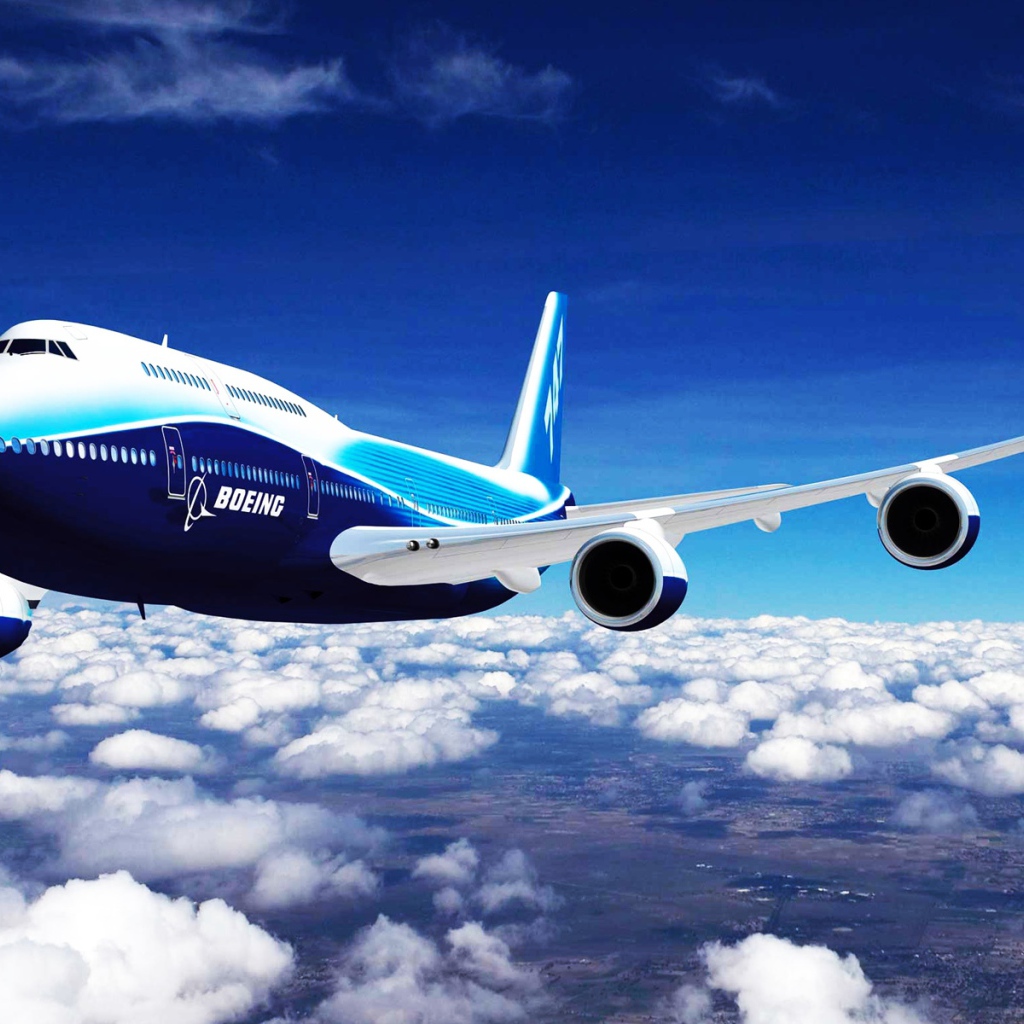 Boeing пролетает над белыми облаками 