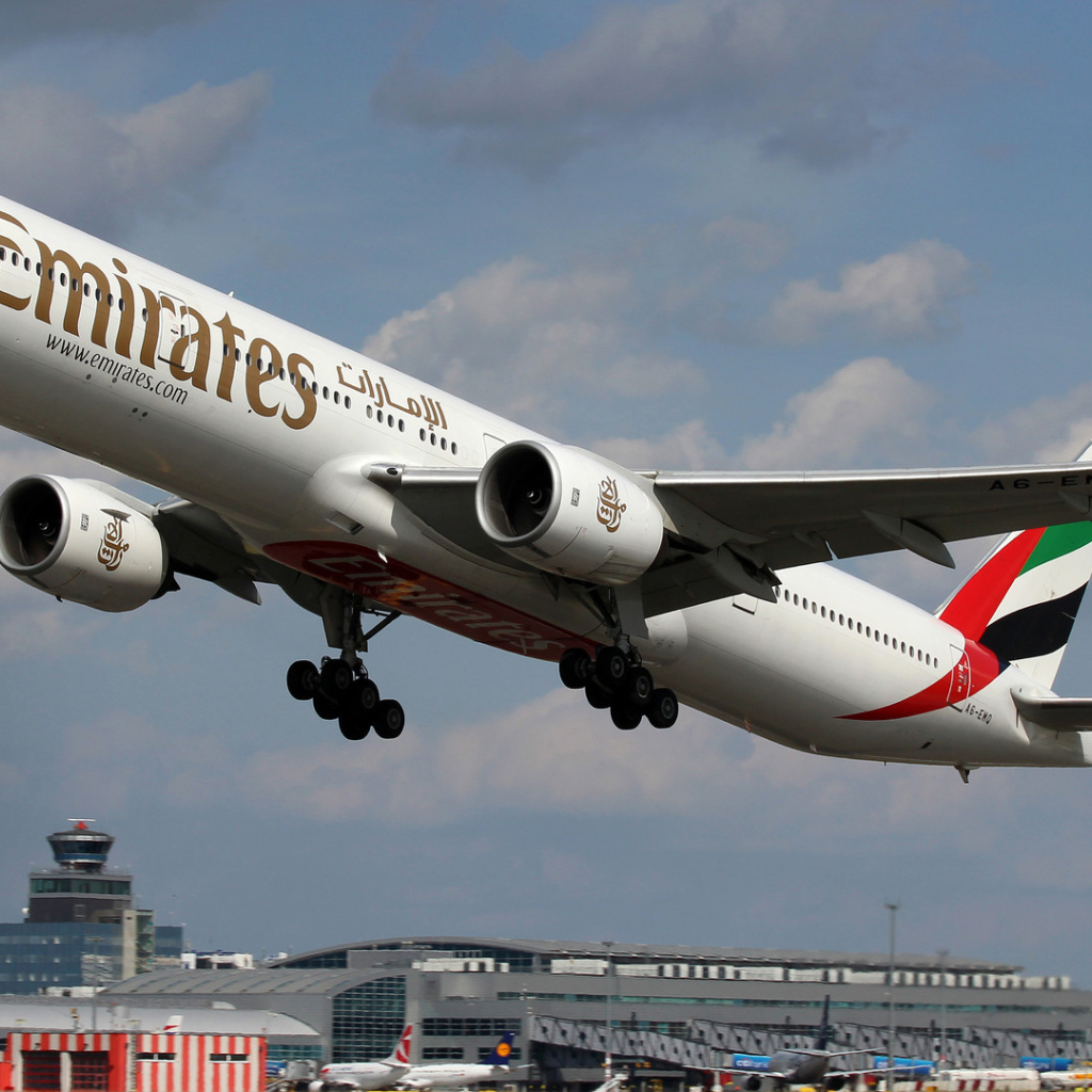Взлет Boeing 777- 300 авиакомпании Emirates 