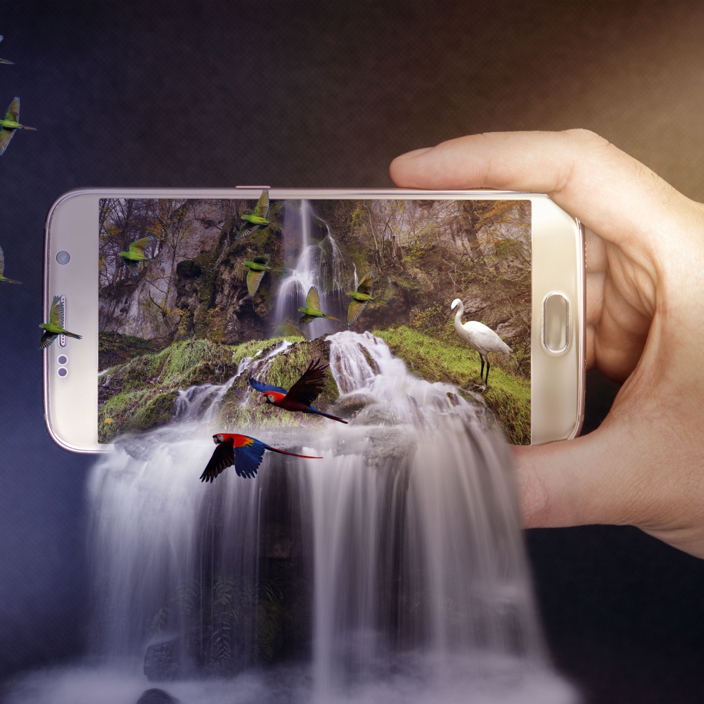 Водопад выливается из смартфона в руках