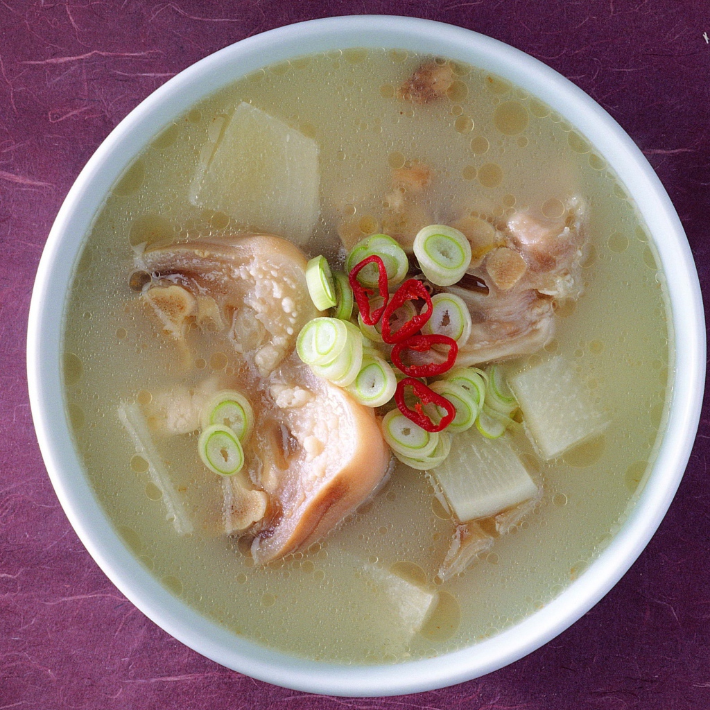 Аппетитный суп с морепродуктами и зеленым луком вид сверху