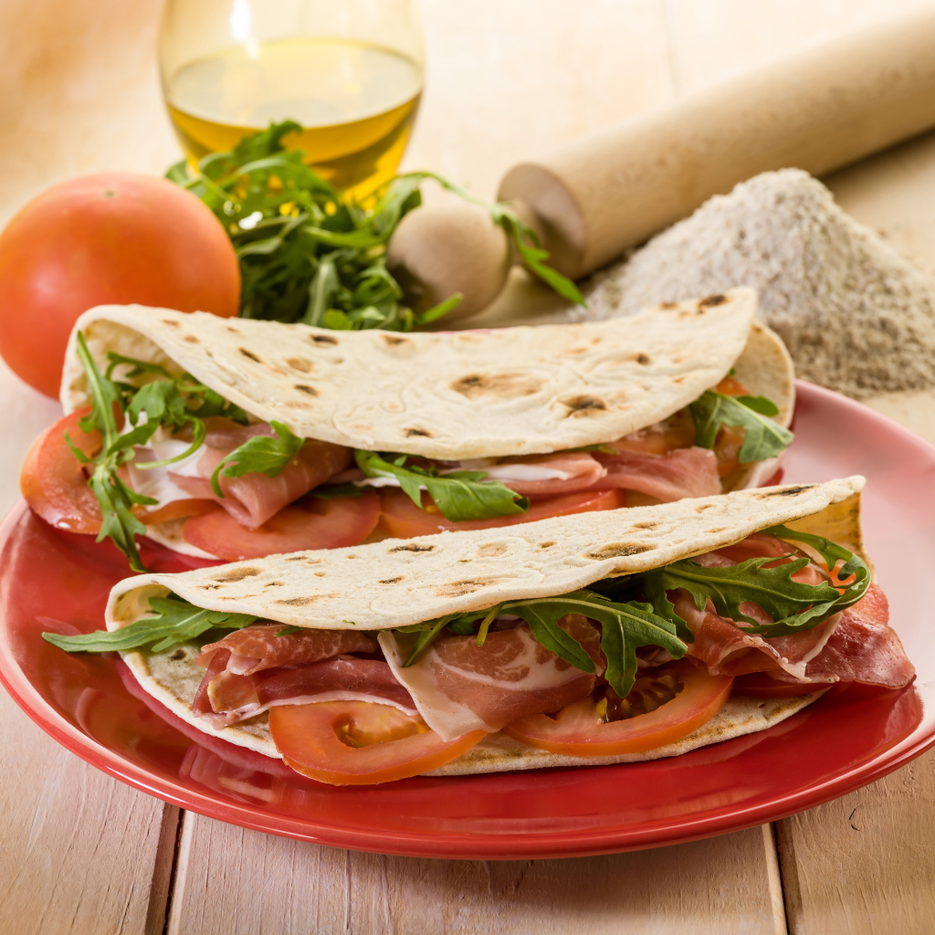 Sandwich in pita bread with tomatoes and bacon