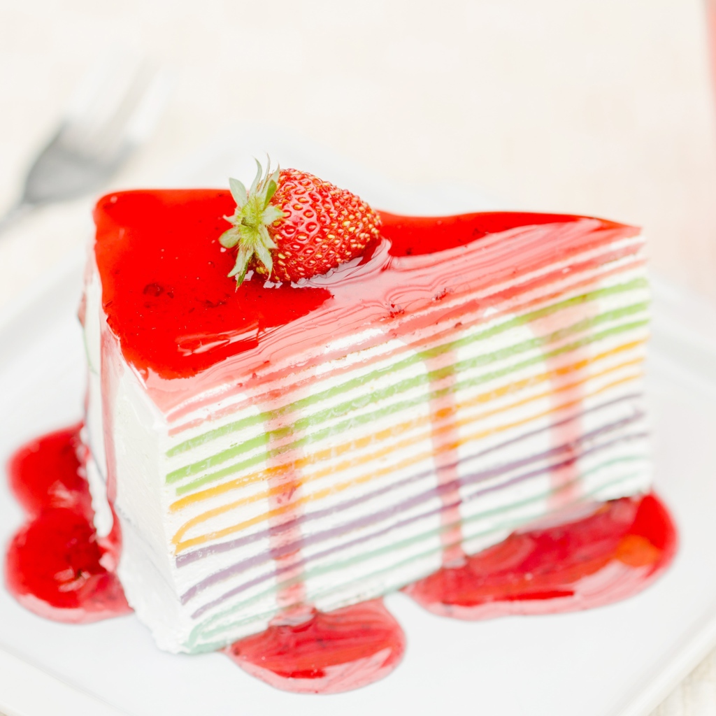 Торт с разноцветными коржами и клубничным джемом