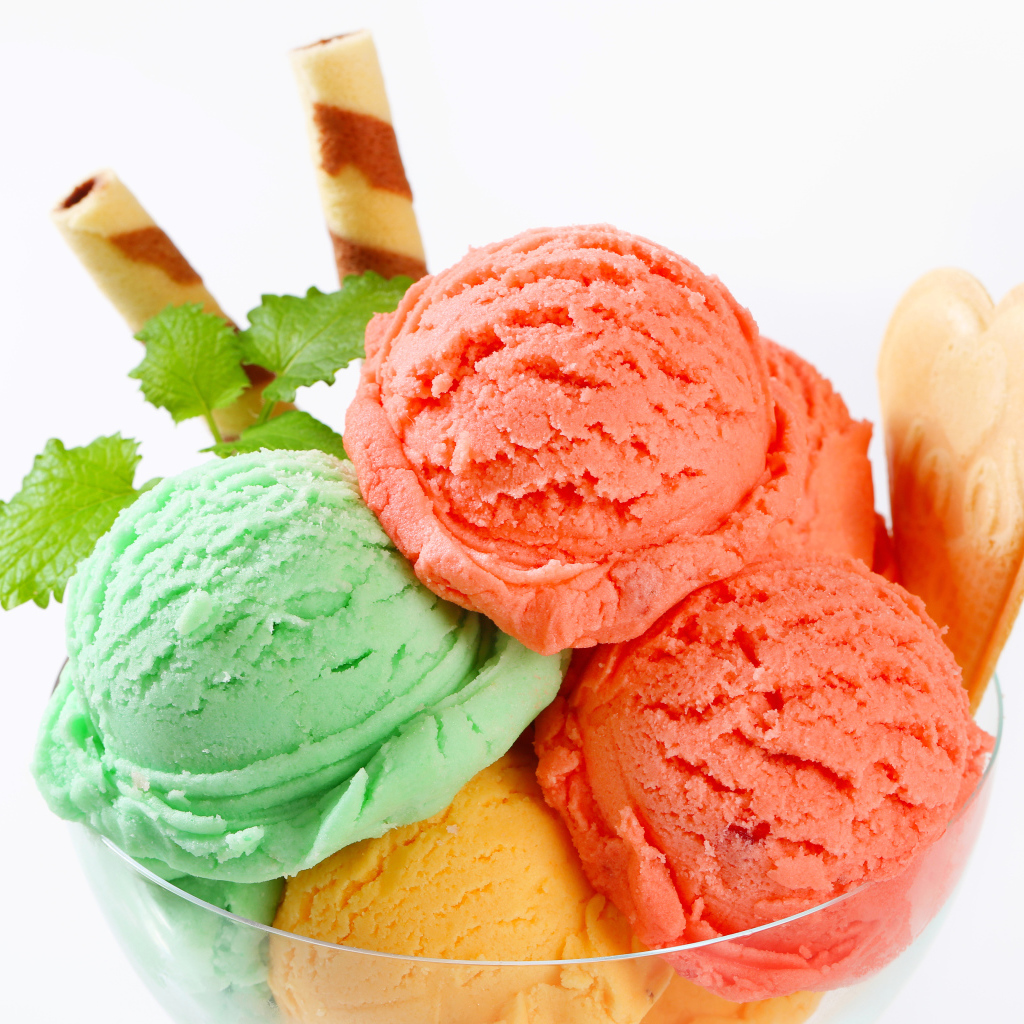 Разноцветное мороженое с печеньем 