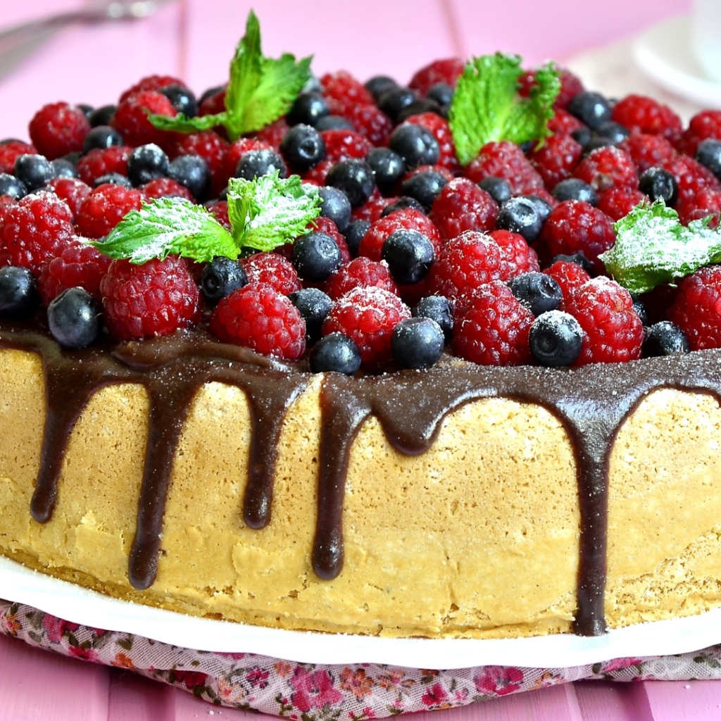 Пирог с шоколадом и свежими ягодами малины и черники 
