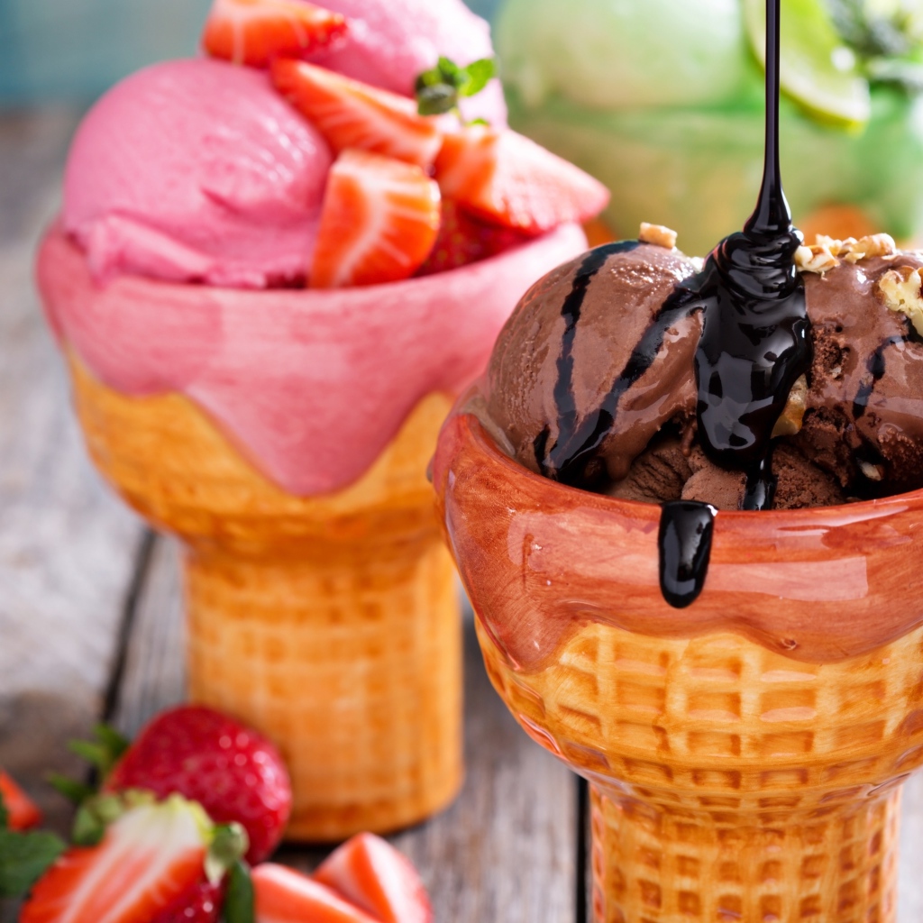 Сладкое фруктовое и шоколадное мороженое с ягодами