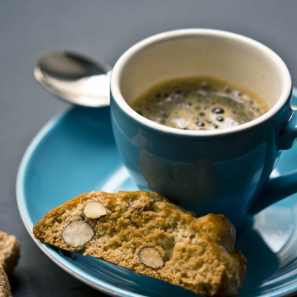 Голубая чашка с кофе с печеньем на завтрак