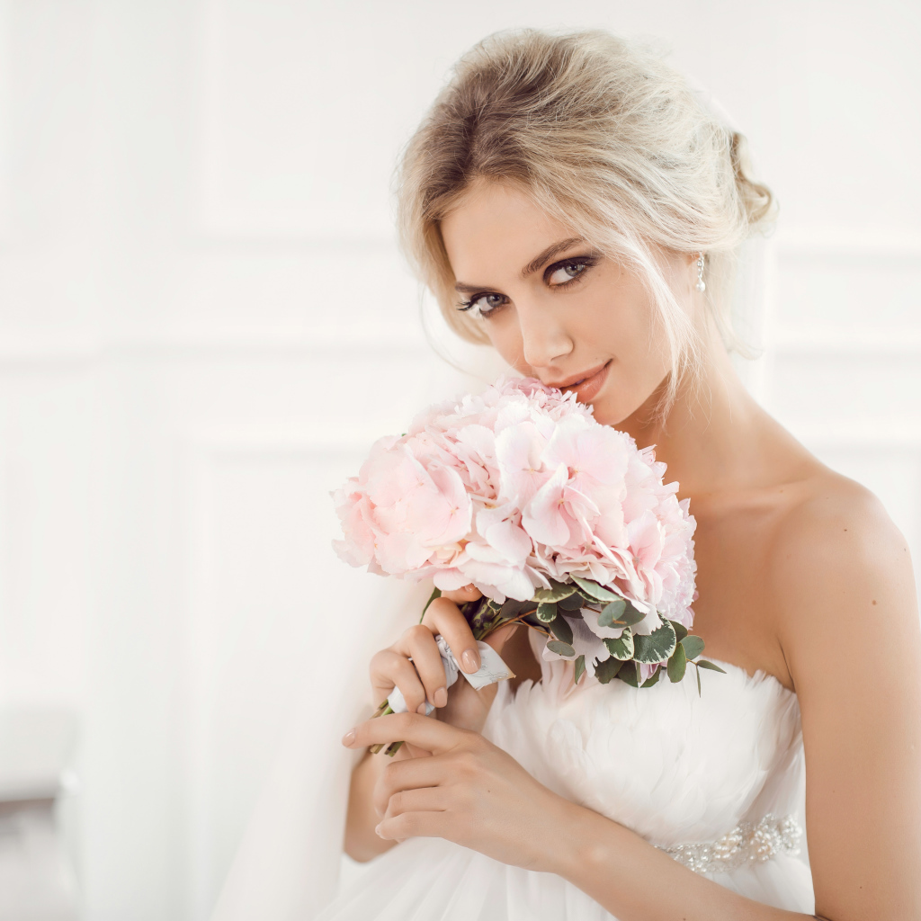 Красивая блондинка невеста с букетом розовых цветов в руках