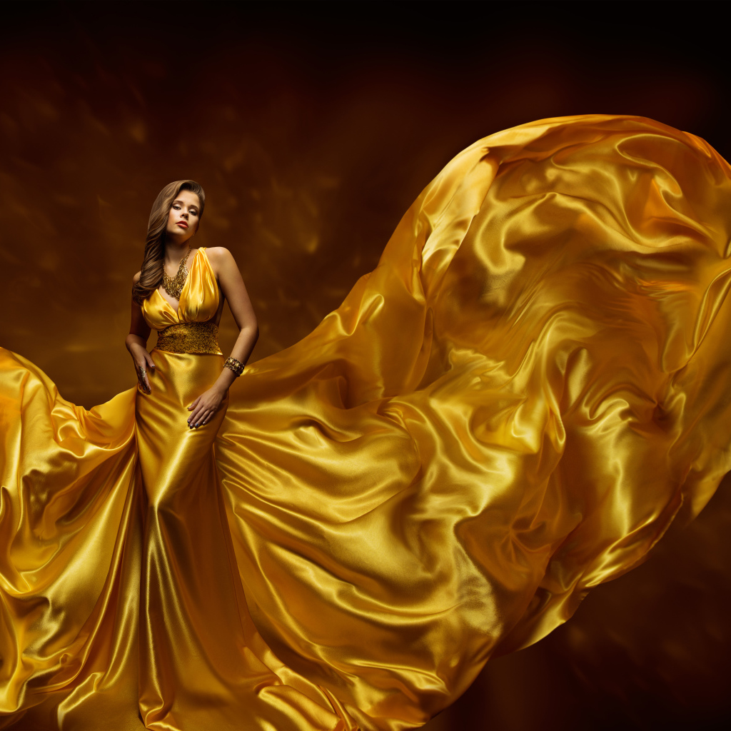 Красивая девушка шатенка в красивом платье золотого цвета