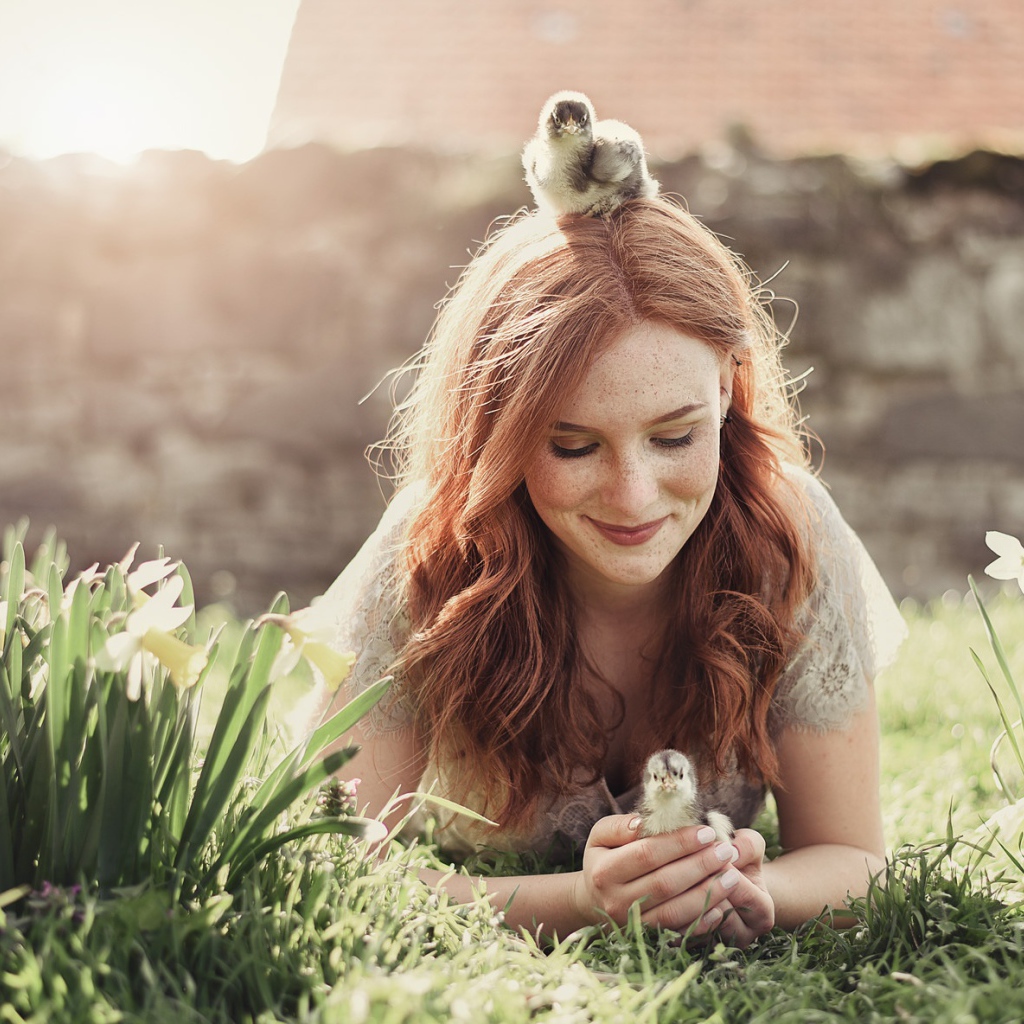 Красивая рыжеволосая девушка с маленькими цыплятами  