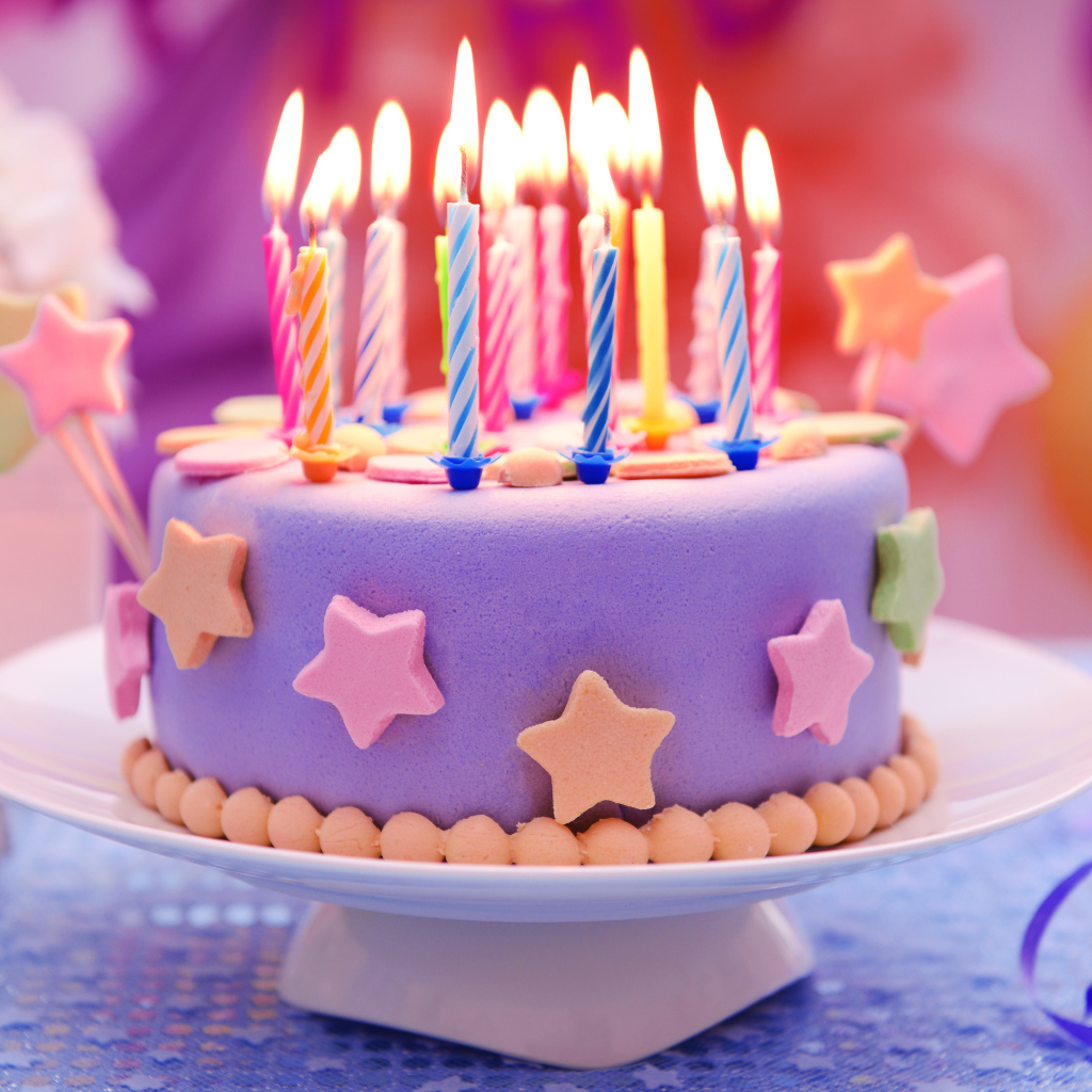 Красивый торт на день рождения со свечами