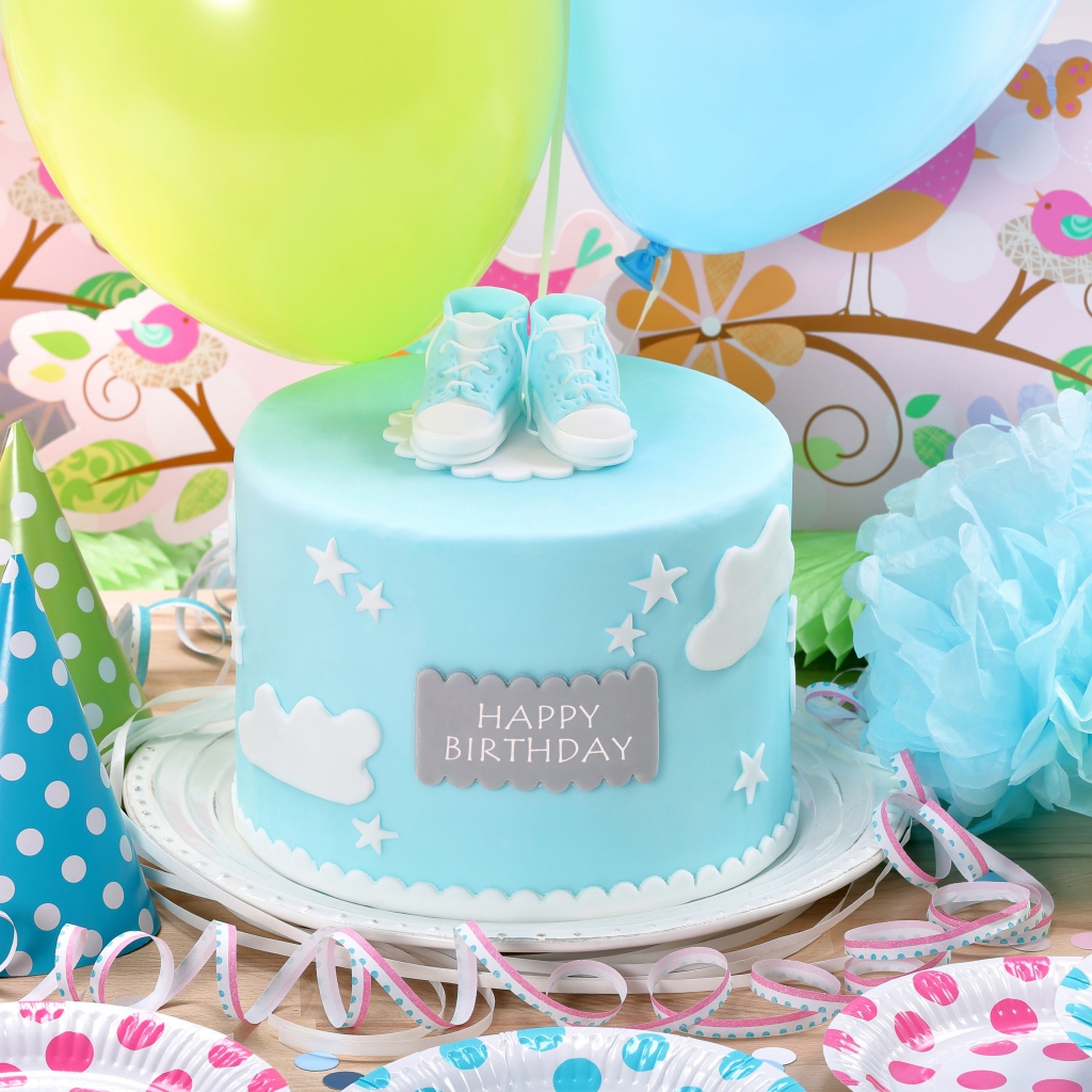 Красивый голубой торт и украшения на день рождения мальчика