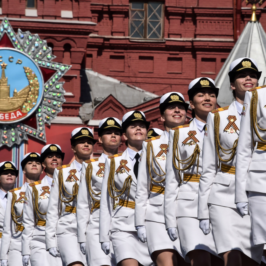 Девушки в белой военной форме на параде Победы 9 мая 