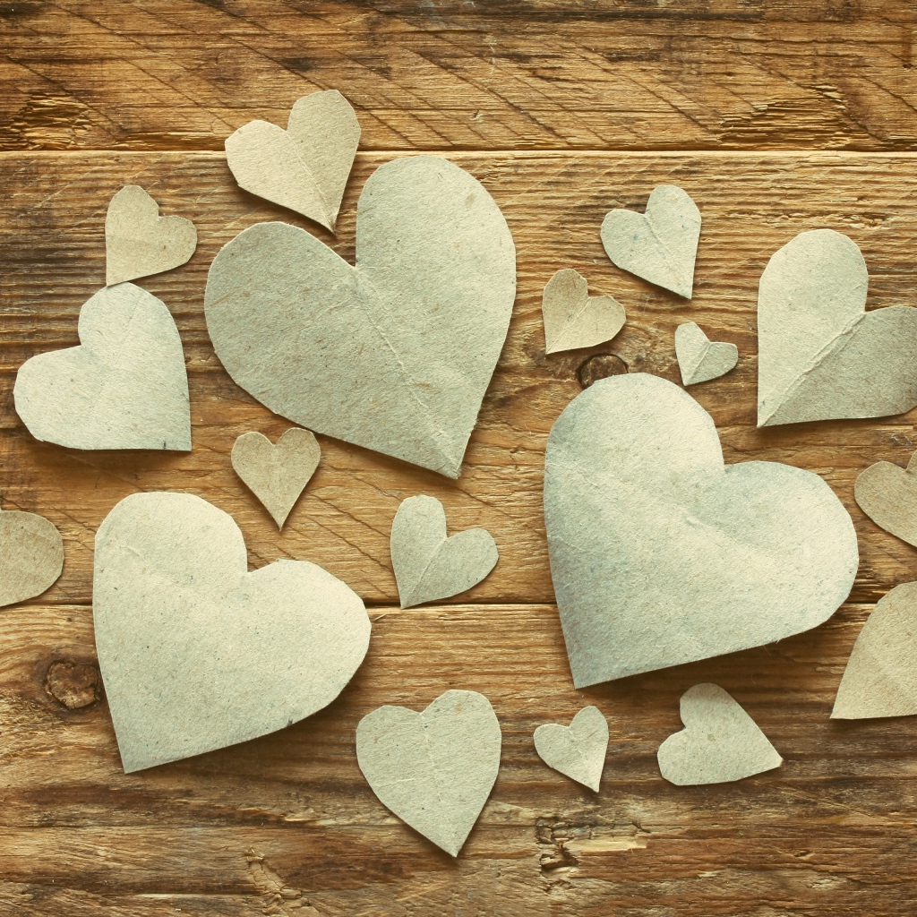 Бумажные сердечки на деревянном столе