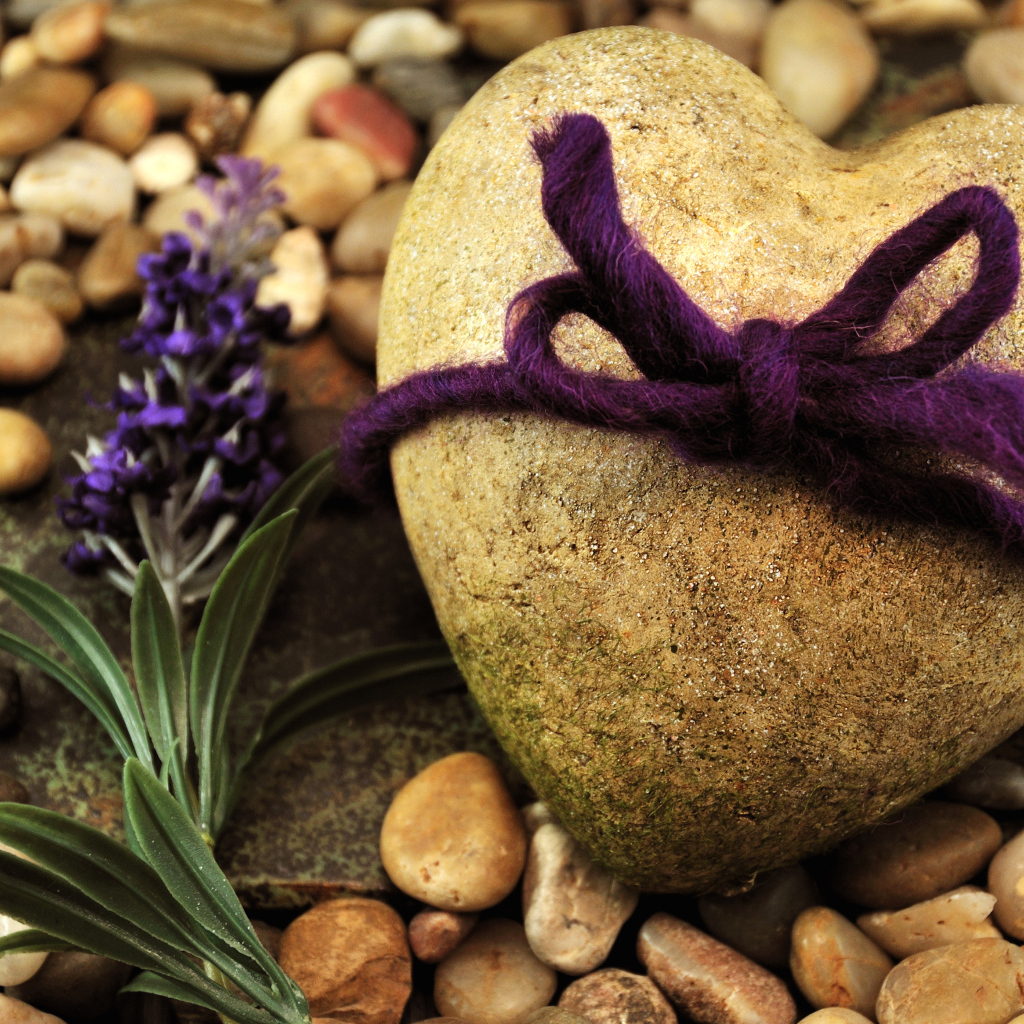Камень в форме сердца с бантиком и цветком