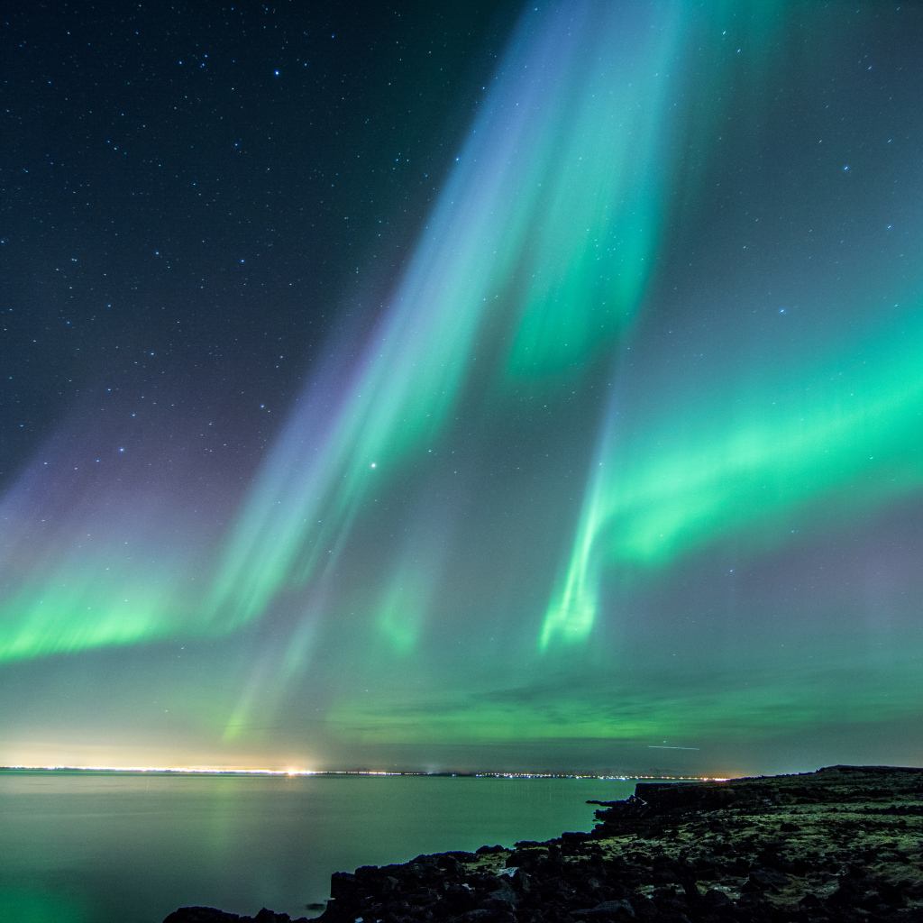 Красивое полярное сияние в ночном небе, Исландия