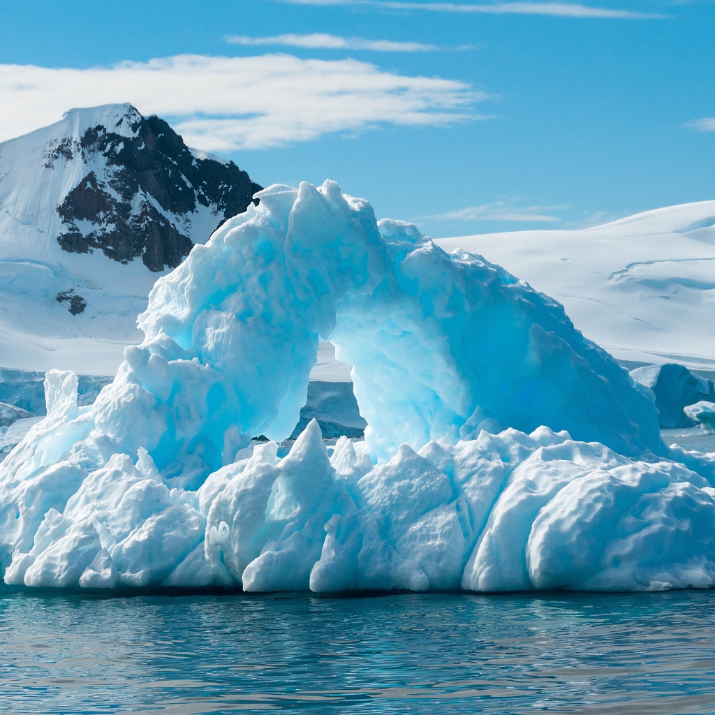 Большой голубой айсберг в Антарктиде